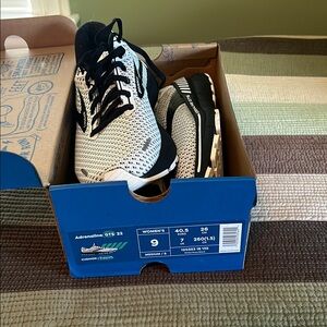 Brooks Adrenaline GTS 22 Women's Athletic Shoes - Black and White